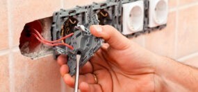 Установка розеток и выключателей